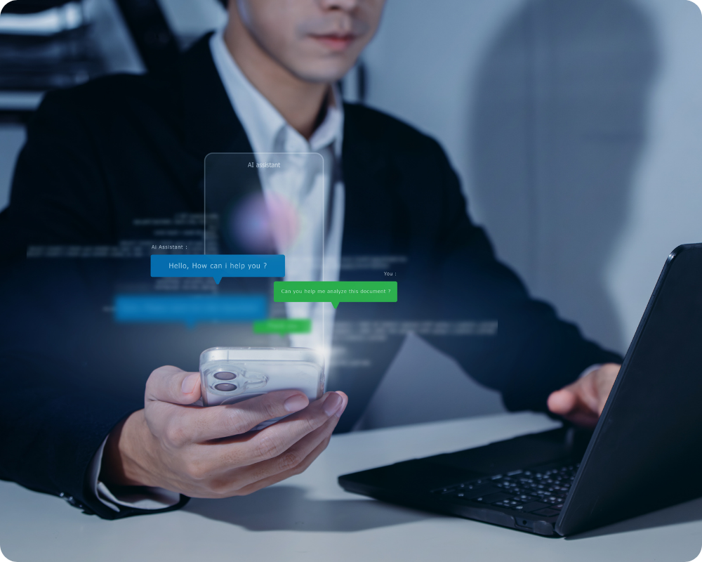 Profissional em ambiente de escritório utilizando simultaneamente um notebook e um smartphone. Sobre o celular, destaca-se uma interface holográfica de Assistente de IA com balões de chat, ilustrando a automação humanizada e o suporte inteligente em tempo real.