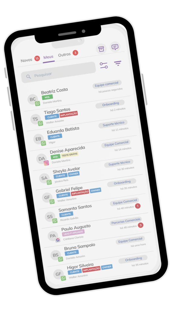 Interface da plataforma Vbot exibida em um smartphone, mostrando uma lista centralizada de atendimentos vindos do WhatsApp, Instagram e Messenger. Cada contato possui etiquetas de status como 'MQL', 'Cliente' e 'Equipe Comercial', ilustrando a organização do funil de vendas.